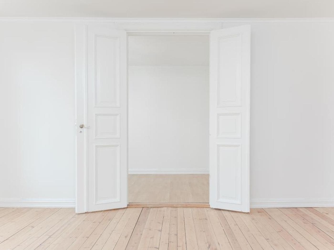 Puertas blancas y piso de madera