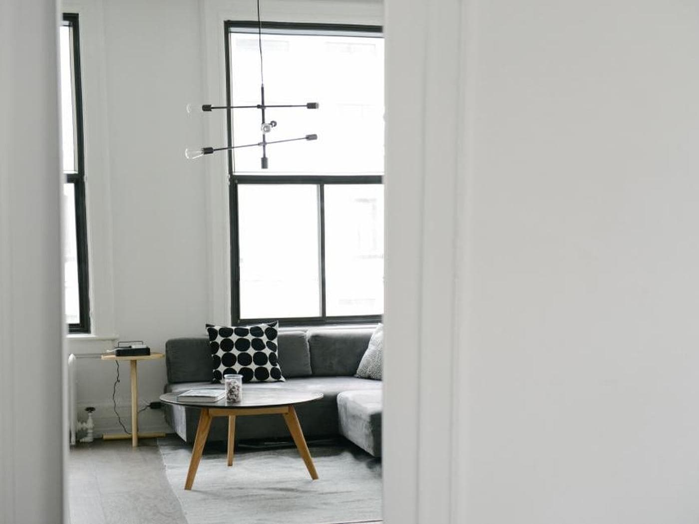 Sala con muros blancos