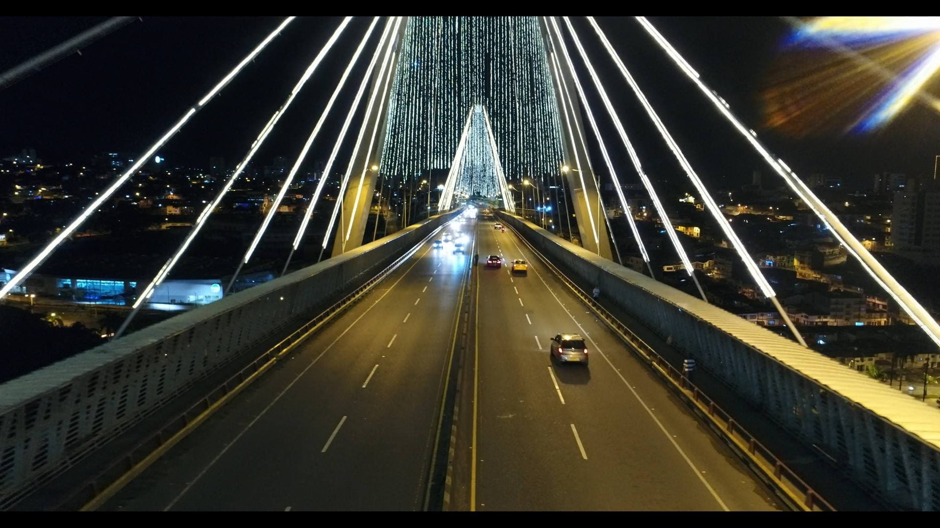 Viaducto César Gaviria Trujillo iluminado, Pereira