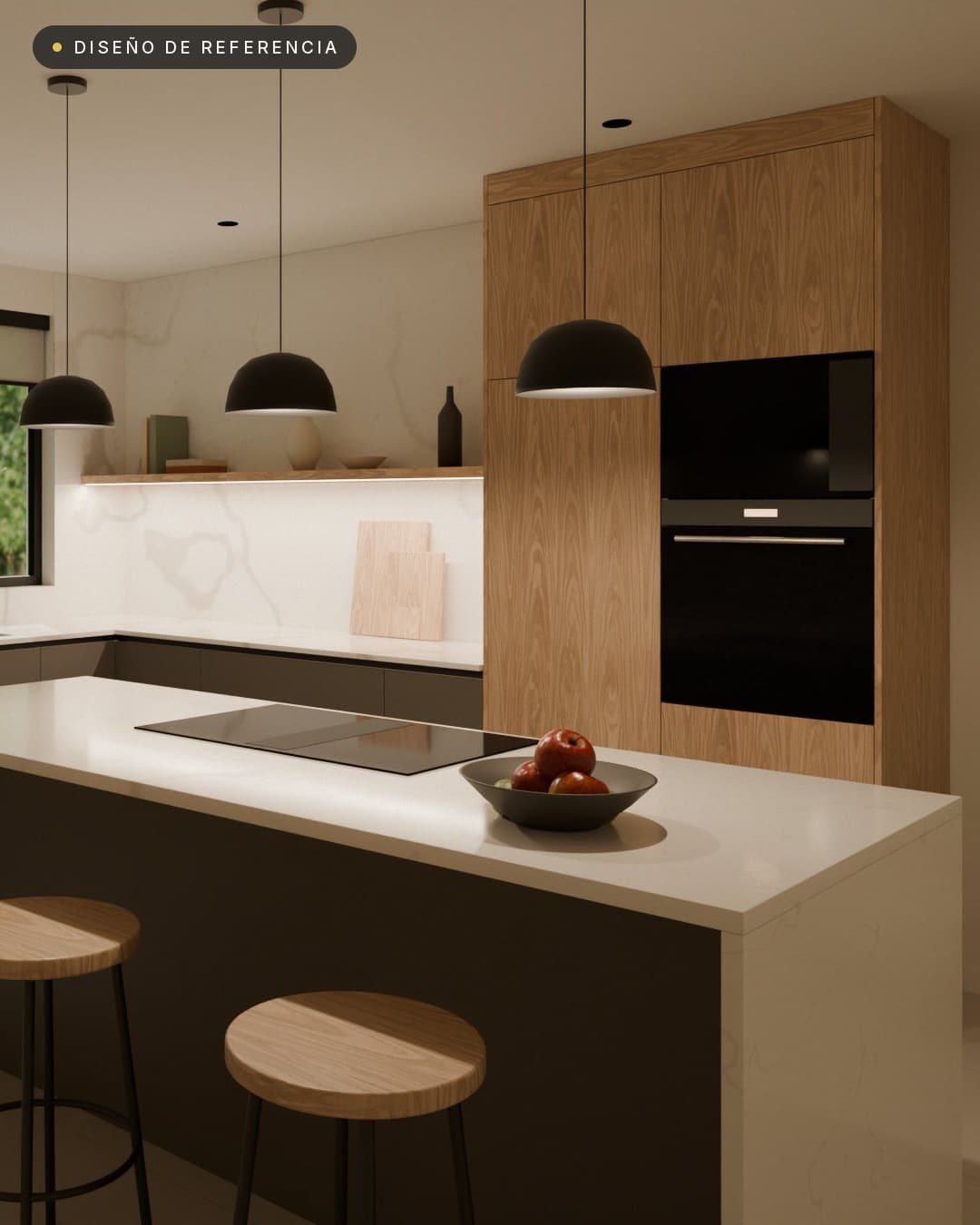 Formato vertical 4:5 de la cocina con isla, con el mesón en cascada y las lámparas encendidas, para una publicación de Instagram o Facebook